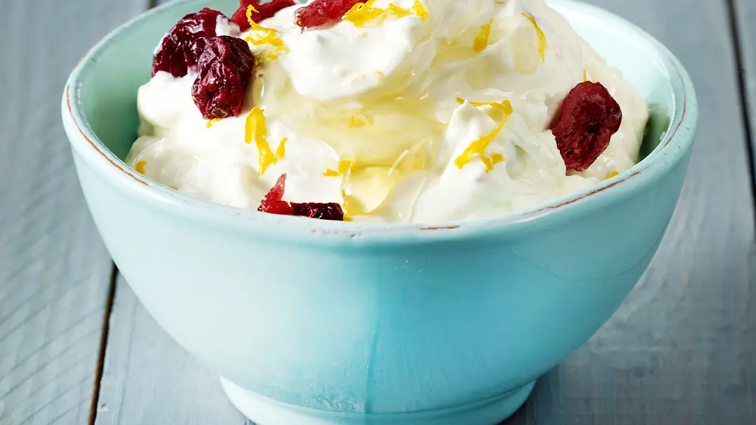Doppelrahm-Frischkäse-Aufstrich mit Honig, Orangenschale und Cranberrys Rezept - Foto: LECKER @ Bauer Media Group
