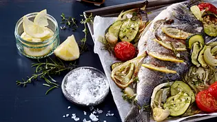 Dorade mit mediterranem Ofengemüse Rezept - Foto: LECKER @ Bauer Media Group