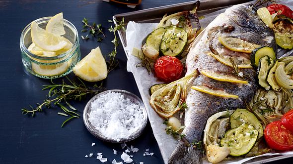 Dorade mit mediterranem Ofengemüse Rezept - Foto: House of Food / Bauer Food Experts KG