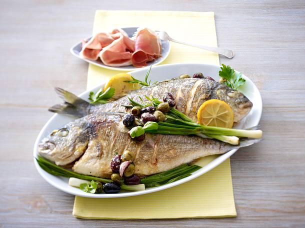 Dorade mit Olivenbutter, Serranoschinken und gebratenen Lauchzwiebelstangen Rezept Dorade mit Olivenbutter, Serranoschinken und gebratenen Lauchzwiebelstangen Rezept
