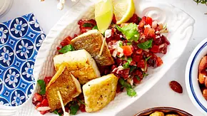Goldbraun gebratene Doradenfilets auf einem Sommersalat aus gehacktem Gemüse, angerichtet auf einer weißen Fischschale, daneben liegen Zitronenspalten. - Foto: LECKER @ Bauer Media Group Goldbraun gebratene Doradenfilets auf einem Sommersalat aus gehacktem Gemüse, angerichtet auf einer weißen Fischschale, daneben liegen Zitronenspalten. - Foto: LECKER @ Bauer Media Group
