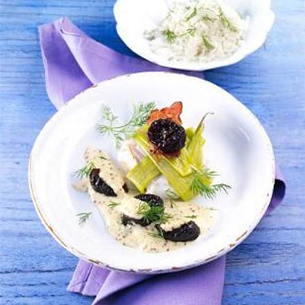 Dorsch in Porreehülle mit Senfsauce und Trockenpflaumen Rezept Dorsch in Porreehülle mit Senfsauce und Trockenpflaumen Rezept