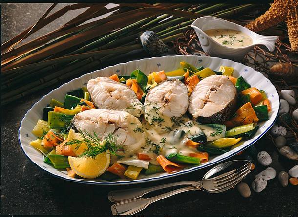 Dorschkoteletts auf Gemüsebett Rezept Dorschkoteletts auf Gemüsebett Rezept