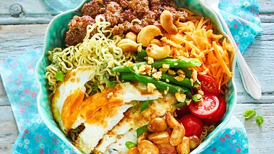 Dragon-Bowl mit Cashewdressing Rezept - Foto: LECKER @ Bauer Media Group