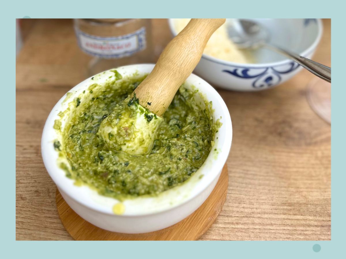Grünes Pesto aus dem Mörser