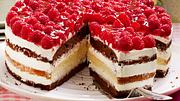 Die Drei-Tage-Torte besteht aus zwei dunklen Tortenböden und einem hellen. Dazwischen befindet sich Vanillesahne. Gekrönt wird sie von Himbeeren. - Foto: House of Food / Bauer Food Experts KG