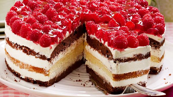 Die Drei-Tage-Torte besteht aus zwei dunklen Tortenböden und einem hellen. Dazwischen befindet sich Vanillesahne. Gekrönt wird sie von Himbeeren. - Foto: House of Food / Bauer Food Experts KG