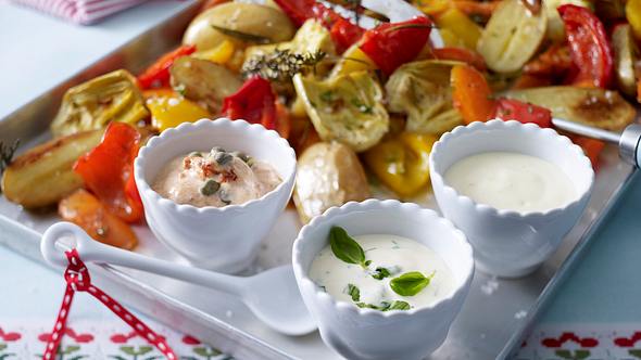 Dreierlei Aioli zu Ofengemüse aus Kartoffelspalten, Möhren, Paprika und Artischocken Rezept - Foto: House of Food / Bauer Food Experts KG