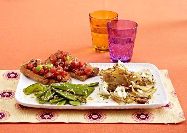 Dreierlei Antipasti (Sesam-Zuckerschoten, Tomaten-Bruschetta, karamellisierter Fenchel) Rezept Dreierlei Antipasti (Sesam-Zuckerschoten, Tomaten-Bruschetta, karamellisierter Fenchel) Rezept