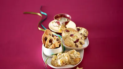 Dreierlei Cookies (White Chocolate-Cranberry-Cookies, Macadamia-Schokolinsen-Marzipan-Cookies & Ingwer-Cornflakes-Cookies) Rezept - Foto: LECKER @ Bauer Media Group