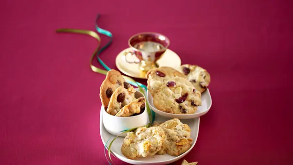 Dreierlei Cookies (White Chocolate-Cranberry-Cookies, Macadamia-Schokolinsen-Marzipan-Cookies & Ingwer-Cornflakes-Cookies) Rezept - Foto: LECKER @ Bauer Media Group
