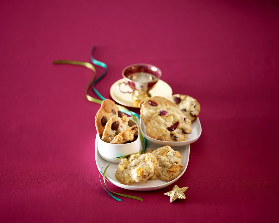 Dreierlei Cookies (White Chocolate-Cranberry-Cookies, Macadamia-Schokolinsen-Marzipan-Cookies & Ingwer-Cornflakes-Cookies) Rezept Dreierlei Cookies (White Chocolate-Cranberry-Cookies, Macadamia-Schokolinsen-Marzipan-Cookies & Ingwer-Cornflakes-Cookies) Rezept