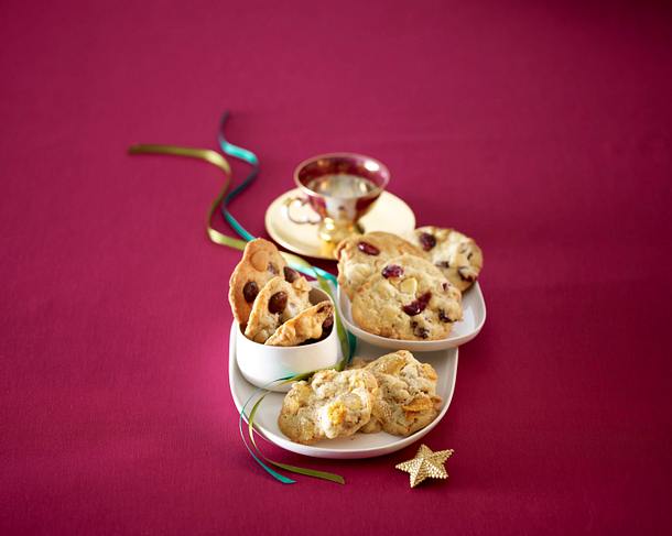 Dreierlei Cookies (White Chocolate-Cranberry-Cookies, Macadamia-Schokolinsen-Marzipan-Cookies & Ingwer-Cornflakes-Cookies) Rezept Dreierlei Cookies (White Chocolate-Cranberry-Cookies, Macadamia-Schokolinsen-Marzipan-Cookies & Ingwer-Cornflakes-Cookies) Rezept