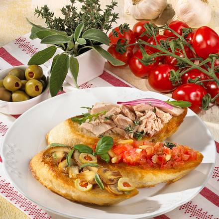 Dreierlei Crostini mit Pilzen, Tomaten und Thunfisch Rezept Dreierlei Crostini mit Pilzen, Tomaten und Thunfisch Rezept