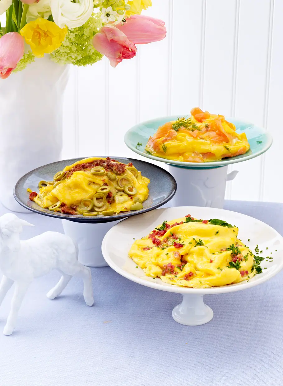 Dreierlei Rührei: mit Speck und Kräutern, mit Lachs und Meerrettich, mit getrockneten Tomaten und Oliven Rezept Dreierlei Rührei: mit Speck und Kräutern, mit Lachs und Meerrettich, mit getrockneten Tomaten und Oliven Rezept