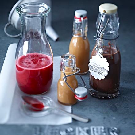 Dreierlei Soßen für Kuchen: Erdbeer-Holunderpüree Rezept