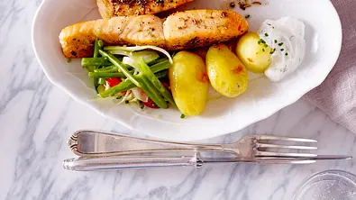 Drillinge mit gebratenem Lachs Rezept - Foto: LECKER @ Bauer Media Group