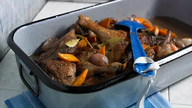 Duck au Vin - Entenkeulen in Rotwein Rezept - Foto: LECKER @ Bauer Media Group