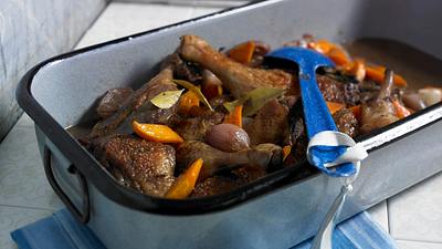Duck au Vin - Entenkeulen in Rotwein Rezept - Foto: LECKER @ Bauer Media Group