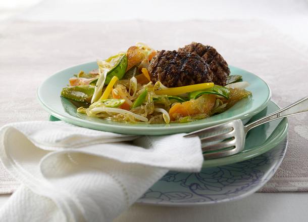 Dünne Hacksteaks mit Glasnudelsalat Rezept Dünne Hacksteaks mit Glasnudelsalat Rezept