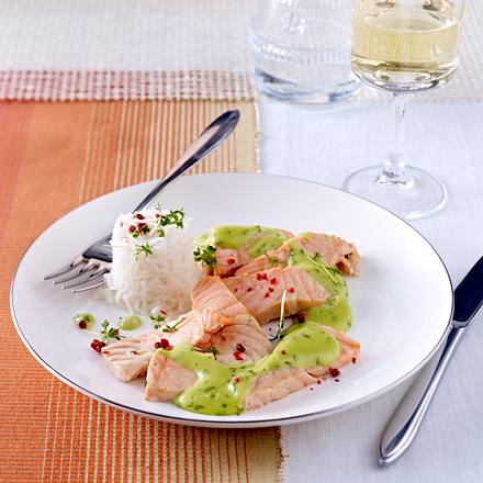 Dünne Lachsscheiben mit Kresse-Hollandaise Rezept Dünne Lachsscheiben mit Kresse-Hollandaise Rezept