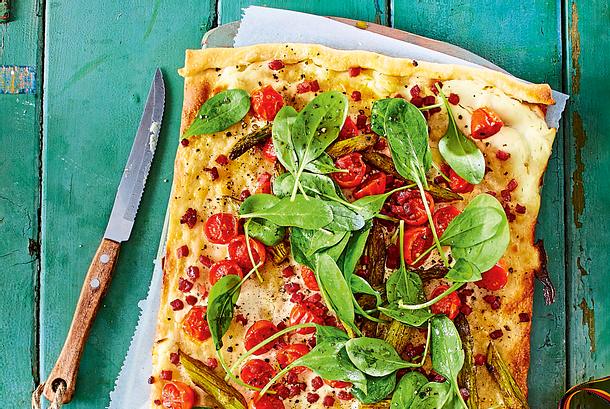 Dünner Flammkuchen, dick belegt mit Spargel und Schinken Rezept Dünner Flammkuchen, dick belegt mit Spargel und Schinken Rezept