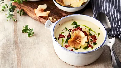 Duftende Cremesuppe mit Petersilienöl - Foto: LECKER @ Bauer Media Group