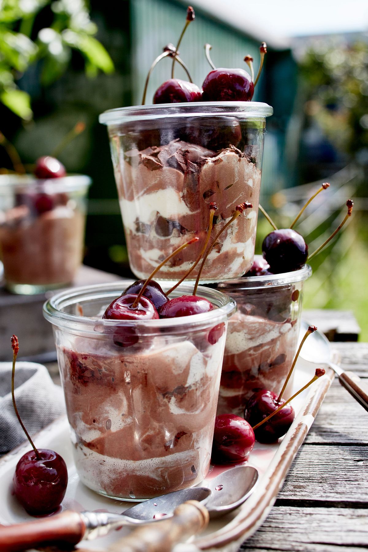 Dunkle Herrencreme mit Rum-Kirschen Rezept