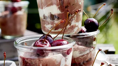 Dunkle Herrencreme mit Rum-Kirschen Rezept - Foto: LECKER @ Bauer Media Group