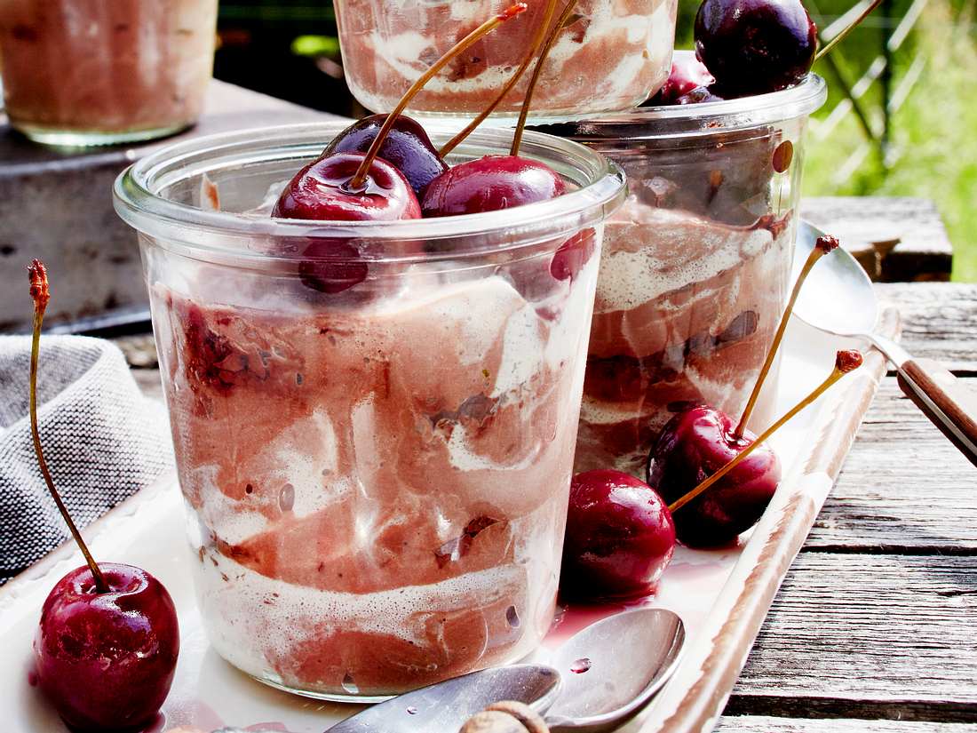 Dunkle Herrencreme mit Rumkirschen Rezept | LECKER