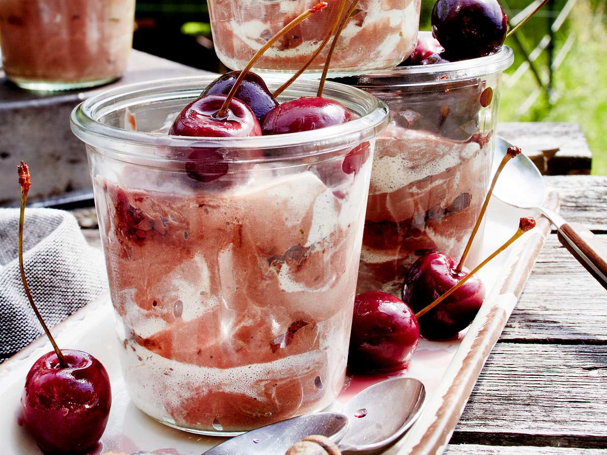 Dunkle Herrencreme mit Rumkirschen Rezept