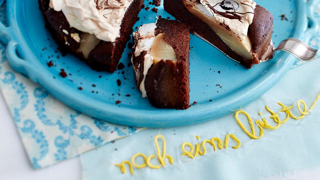 Dunkler Birnenkuchen mit Baiser Rezept - Foto: LECKER @ Bauer Media Group