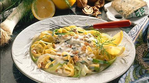 Dünne Bandnudeln mit Lauchstreifen und Gorgonzolasoße Rezept - Foto: Neckermann