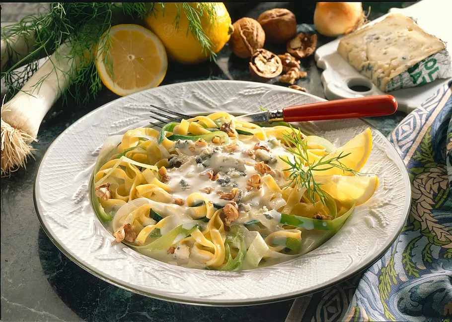 Dünne Bandnudeln mit Lauchstreifen und Gorgonzolasoße Rezept
