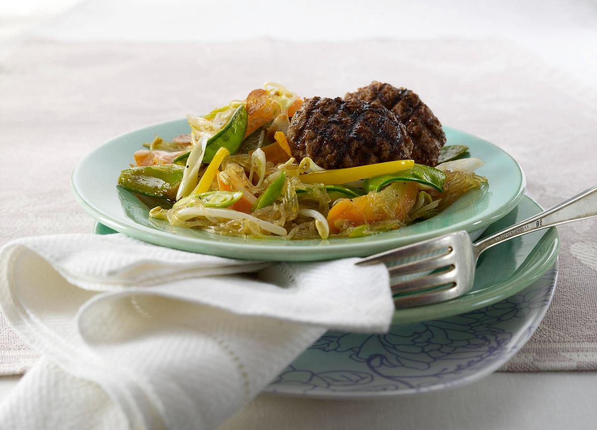 Dünne Hacksteaks mit Glasnudelsalat Rezept