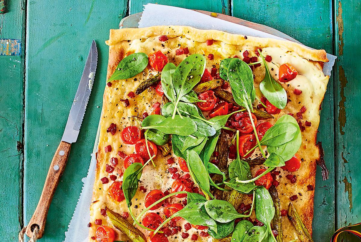 Dünner Flammkuchen, dick belegt mit Spargel und Schinken Rezept