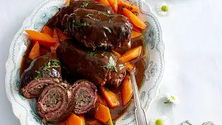 Düsseldorfer Schinken-Mett-Rouladen mit Kartoffelpüree und Möhrengemüse Rezept - Foto: LECKER @ Bauer Media Group