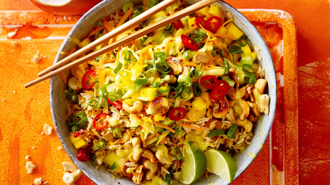 „Easy Asia“-Bratreissalat mit Mango Rezept - Foto: LECKER @ Bauer Media Group „Easy Asia“-Bratreissalat mit Mango Rezept - Foto: LECKER @ Bauer Media Group