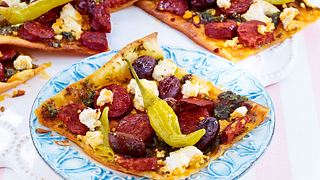 Easy-going-Flammkuchen mit Chorizo und Ziegenkäse Rezept - Foto: House of Food / Bauer Food Experts KG