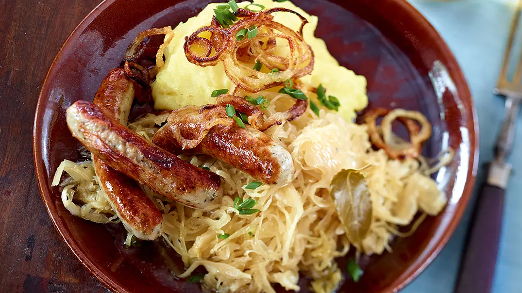 Easy Nürnberger zu Sauerkraut und Kartoffel-Senf-Püree Rezept - Foto: LECKER @ Bauer Media Group Easy Nürnberger zu Sauerkraut und Kartoffel-Senf-Püree Rezept - Foto: LECKER @ Bauer Media Group
