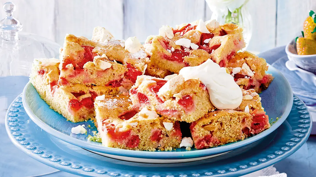 Easy-peasy Blechkuchen „Forever Together“ mit Baisercrunch Rezept - Foto: LECKER @ Bauer Media Group Easy-peasy Blechkuchen „Forever Together“ mit Baisercrunch Rezept - Foto: LECKER @ Bauer Media Group