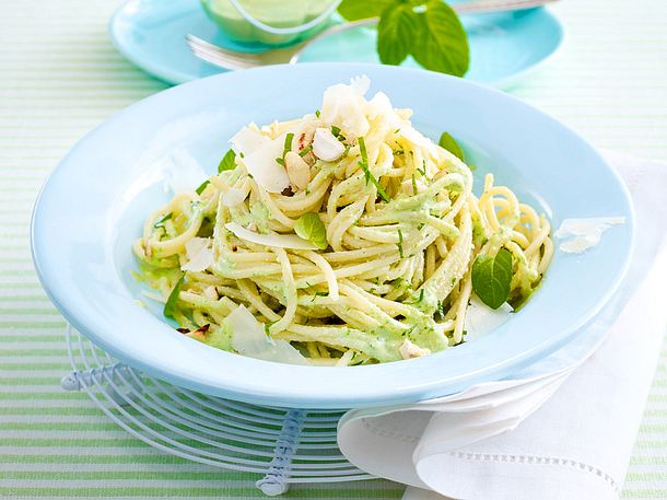 Easy-peasy-Nudel mit grünem Joghurtpesto Rezept Easy-peasy-Nudel mit grünem Joghurtpesto Rezept