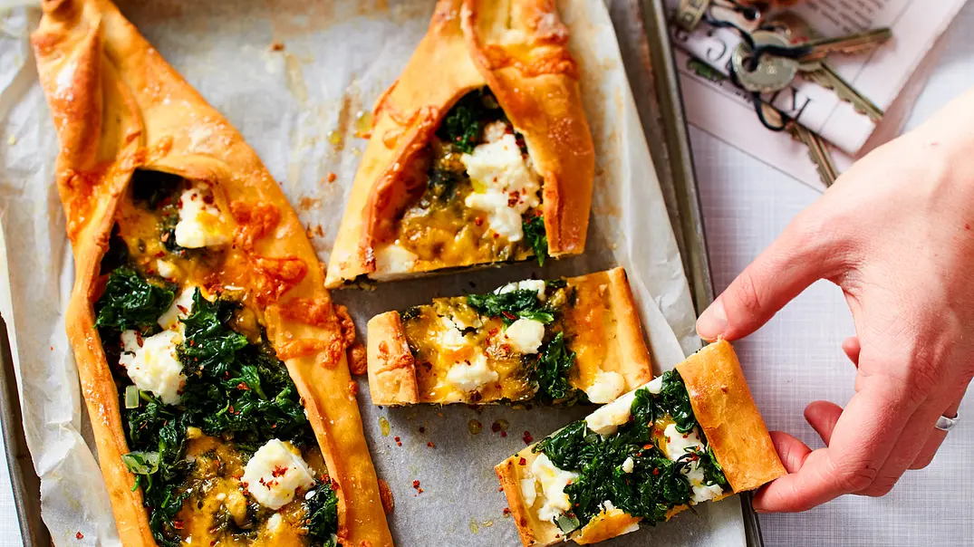 Easy-peasy Pide Rezept - Foto: LECKER @ Bauer Media Group Easy-peasy Pide Rezept - Foto: LECKER @ Bauer Media Group
