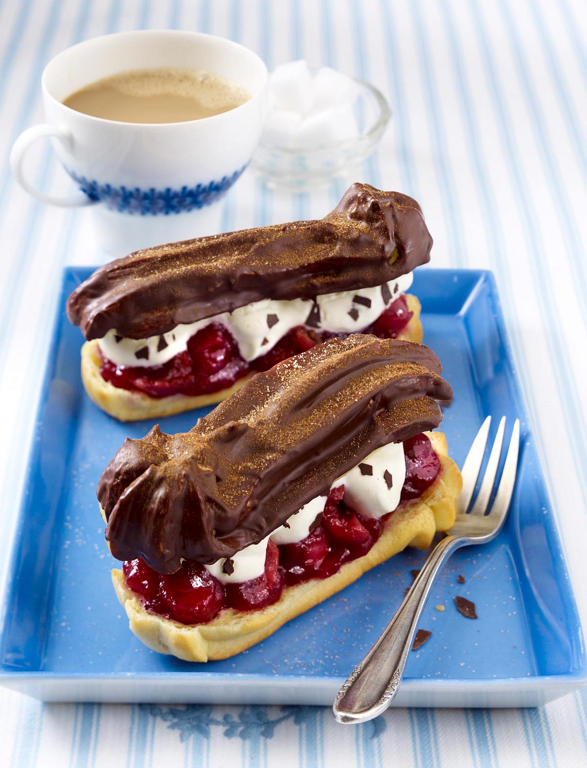 Eclairs mit Kirschkompott, Stracciatellasahne und Schokoguss Rezept