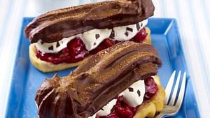 Eclairs mit Kirschkompott, Stracciatellasahne und Schokoguss Rezept - Foto: House of Food / Bauer Food Experts KG