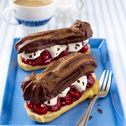 Eclairs mit Kirschkompott, Stracciatellasahne und Schokoguss Rezept Eclairs mit Kirschkompott, Stracciatellasahne und Schokoguss Rezept
