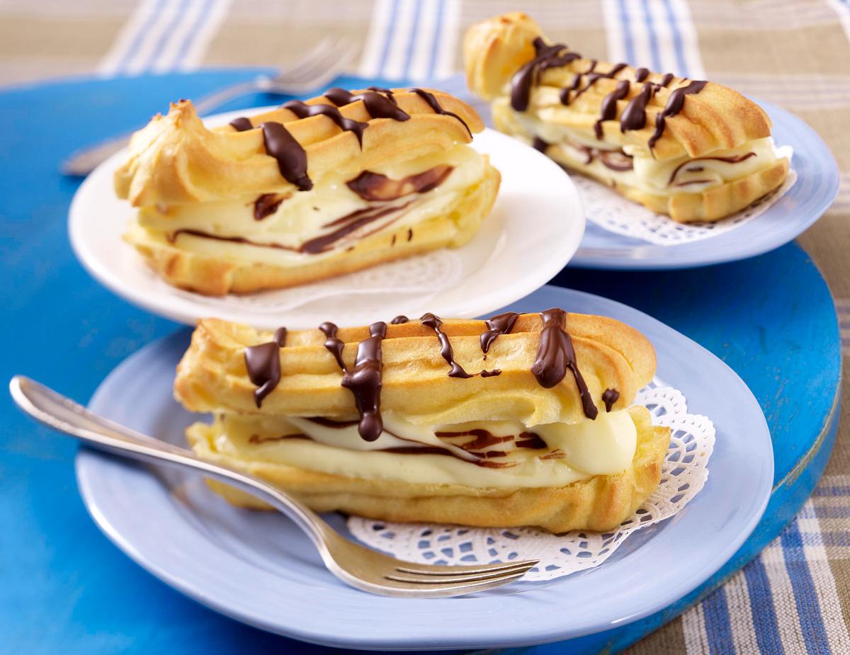 Eclairs mit marmorierter Vanille-Schokocreme und Schokostreifen Rezept