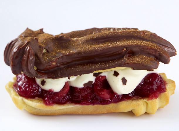 Eclairs mit marmorierter Vanille-Schokocreme und Schokostreifen Rezept