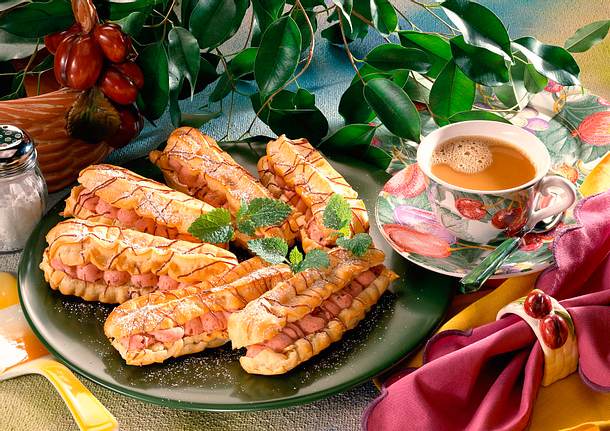 Eclairs mit Pflaumen-Marzipan-Creme Rezept Eclairs mit Pflaumen-Marzipan-Creme Rezept