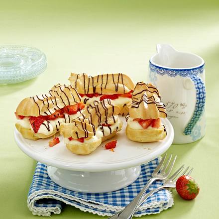 Eclairs mit Pudding-Erdbeer-Füllung Rezept Eclairs mit Pudding-Erdbeer-Füllung Rezept